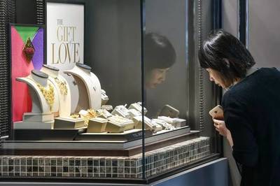 旺季生意淡 香港珠宝首饰零售业面临严峻挑战
